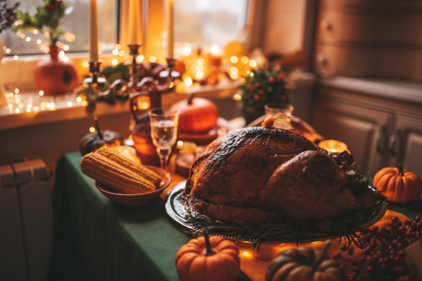 感恩节餐桌上的秋季装饰和南瓜图片下载