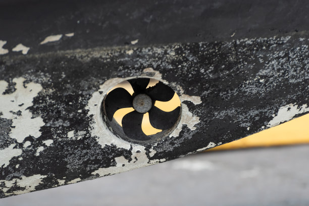 船头推进器在一堆塑料船..图片下载