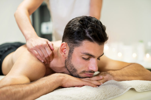男子在按摩期间放松图片下载