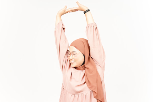 醒来伸展美丽的亚洲妇女戴着头巾孤立在白色背景图片下载