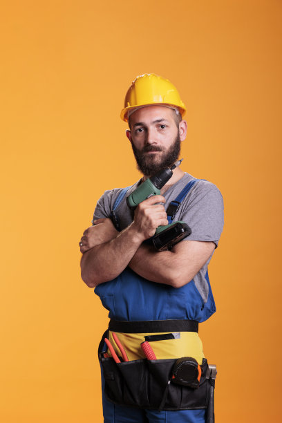 工程修理工手持无绳电钻图片下载