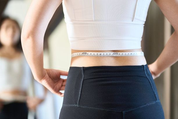 亚洲女性检查饮食结果:腰，量，量，镜子，背视，女性，日本，面无表情，成就，手，腰，腰，胃，卷尺，观，内脏脂肪，体脂，确认图片下载