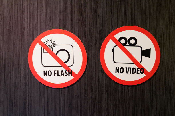 入口外立面十字圈内的禁止拍照、禁止闪光和禁止录像标志图片下载