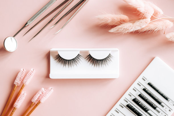 工具睫毛延伸在时髦的粉彩粉色背景。假睫毛，镊子和刷子。美容院。妆化妆品。俯视图，平铺图片下载