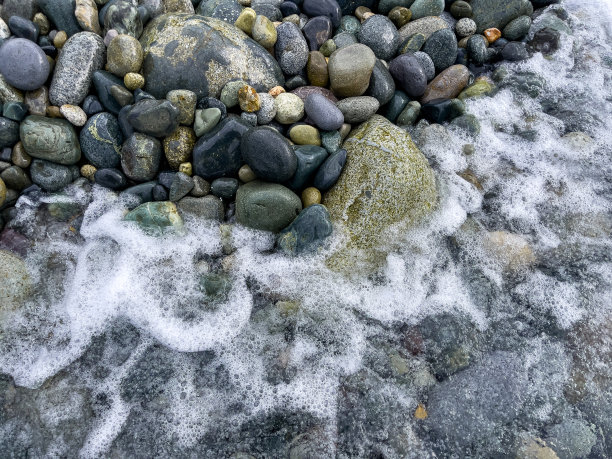 海滩上海石和海浪的巨大活动图片下载