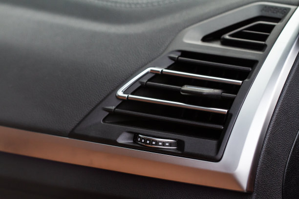 汽车空调近景。空调在车内流动。车内细节。风管。图片下载