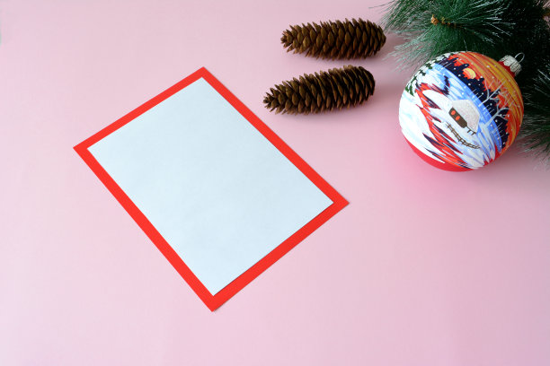 新年愿望清单用杉树树枝和球体装饰，特写图片下载