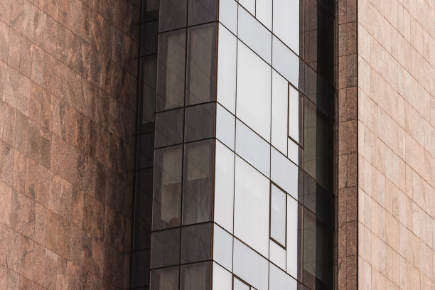 玻璃和花岗岩的商业大楼图片下载