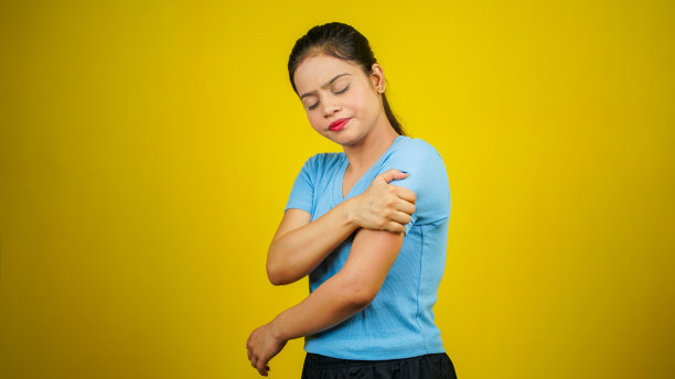 年轻女性手部、肘部或手臂疼痛，孤立黄色背景图片下载