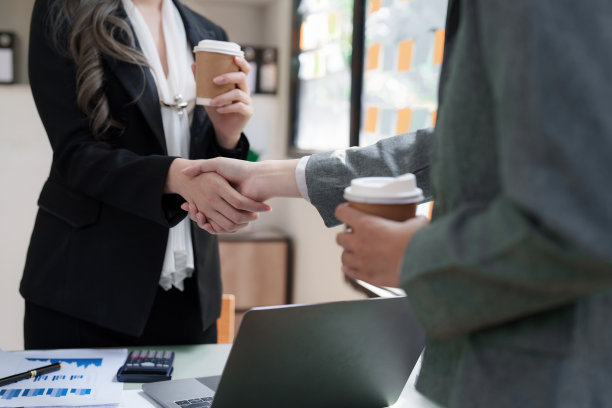 商务伙伴会议概念。形象商人握手。成功的商人在成交后握手。团体支持概念图片下载