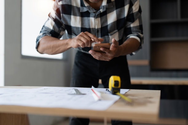 建筑师为建筑规划绘制蓝图，工程师为建筑项目画草图，绿色能源概念图片下载