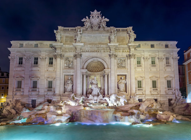 意大利罗马夜间著名的特莱维喷泉图片下载