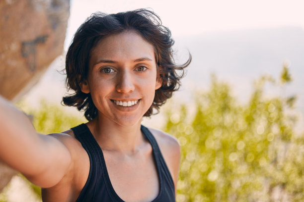 徒步自拍，山地运动和女性自由与自然健身锻炼，运动训练在夏天和动机在挪威的环境。健康运动员的面部肖像与旅行照片图片下载