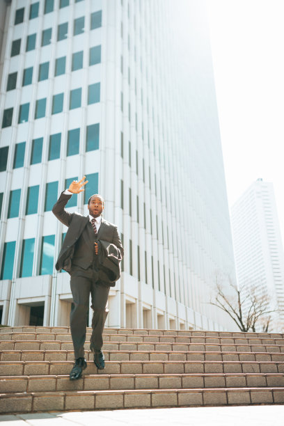 商人在城市中奔跑图片下载