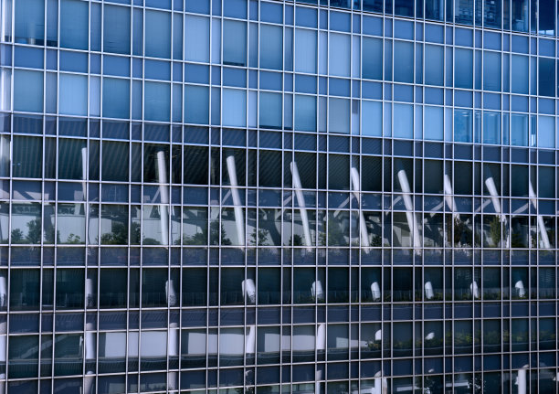 现代办公大楼窗户倒影图片下载