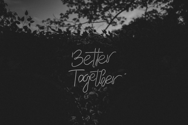 婚礼用的“在一起更好”标牌图片下载