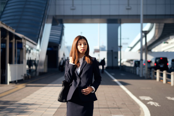 自信的女商人走在街上图片下载
