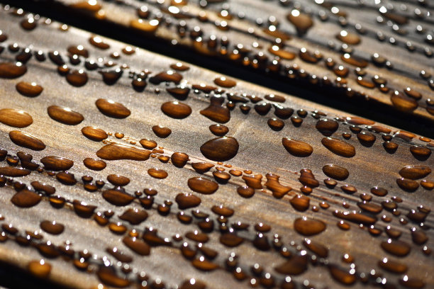 清晨，水滴在木凳上图片下载