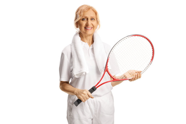 一个拿着网球拍，脖子上围着毛巾的成熟女人图片下载