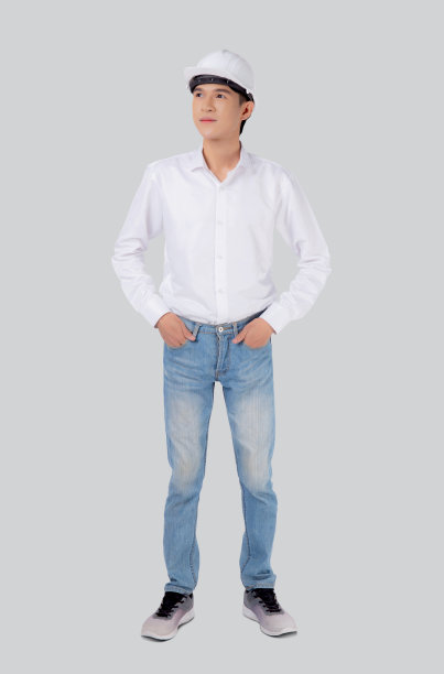 肖像年轻的亚洲男子是工程师，戴着头盔站着微笑，自信地孤立在白色背景，英俊的男性是建筑师或承包商，工人或劳工，工业概念。图片下载