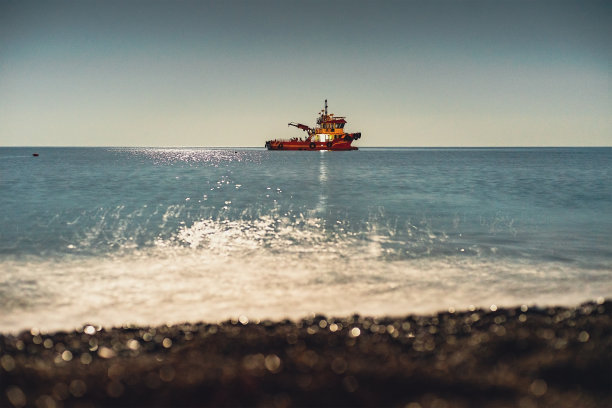 土耳其奇拉利夜港地中海波浪上的船只。图片下载