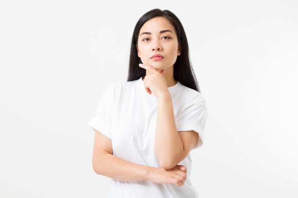 年轻的亚洲女孩被孤立在白色背景上。副本的空间。模拟。夏季女装空白模板白色t恤。图片下载