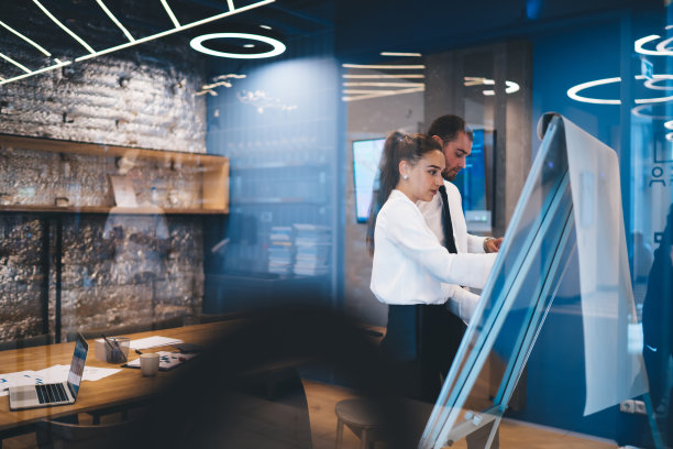 严肃的同事在现代化的办公室里一起工作图片下载