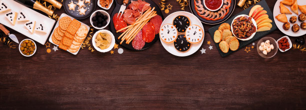 除夕开胃菜顶边。上面的观点在一个黑色的木头横幅背景。图片下载