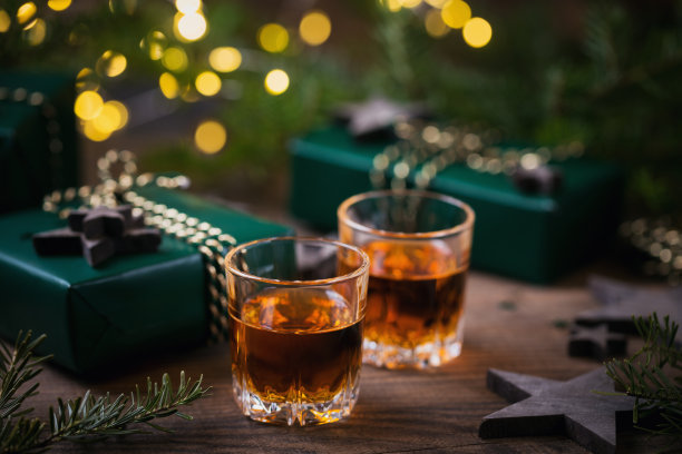 威士忌、白兰地或烈性酒和圣诞装饰图片下载