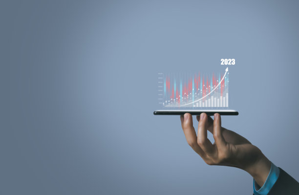 商人手持智能手机显示股票图表股票分析2023图片下载