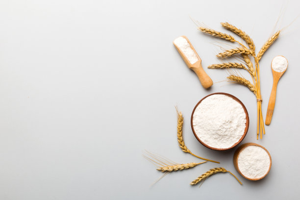 将小麦粉平铺在木碗中，用彩色的背景点缀小麦粉。世界小麦危机图片下载