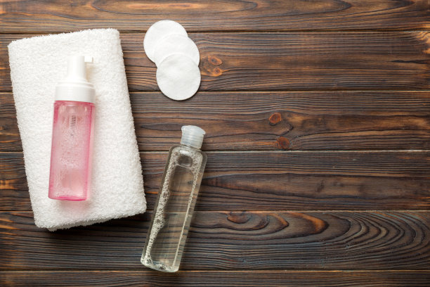 胶束洁面水和圆盘去除化妆品和清洁皮肤在彩色背景。复制空间顶视图图片下载