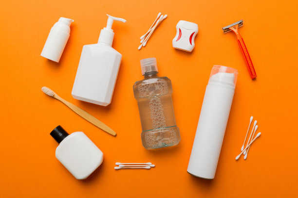 模拟浴场产品俯视图平铺，水疗剃须刀，牙膏，肥皂，啫喱等各种配件。皮肤健康化妆品。为您的标志的浴缸模型图片下载