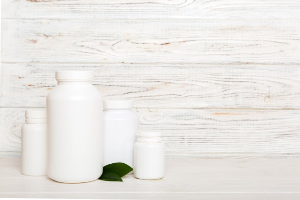 补充药丸与药瓶保健和医疗顶视图。维生素药片。顶视图模型瓶药丸和维生素绿叶，天然有机生物补充，复制空间图片下载