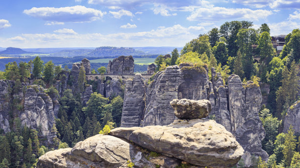 美丽的风景-在易北砂岩山脉的巴斯泰桥上看到巴斯泰岩层图片下载