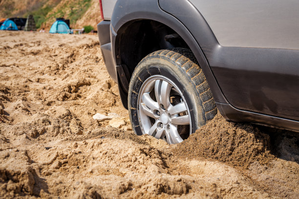 汽车车轮陷在沙子里了图片下载