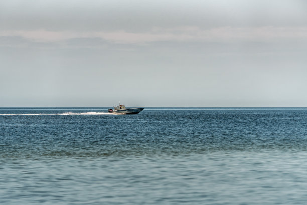 小船在水面上疾驶图片下载