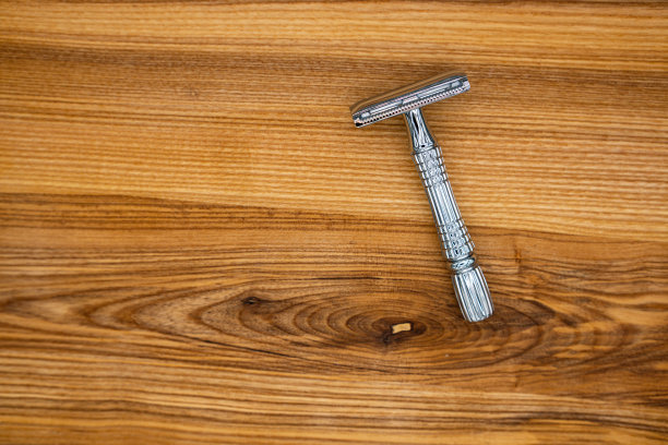 t型剃刀放在木桌上。俯视图图片下载