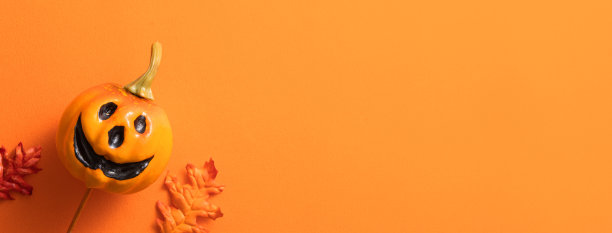 创意万圣节设计概念背景与南瓜，秋叶和复制空间。图片下载
