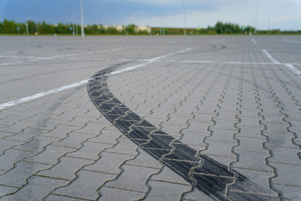 漂移赛车轮胎的黑色痕迹图片下载