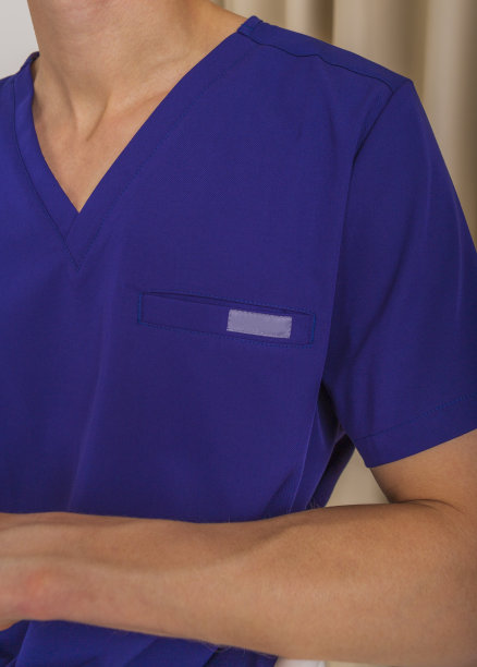 一个穿着蓝色医疗服的男人。男性医用服装。一个穿蓝色西装的医生。图片下载