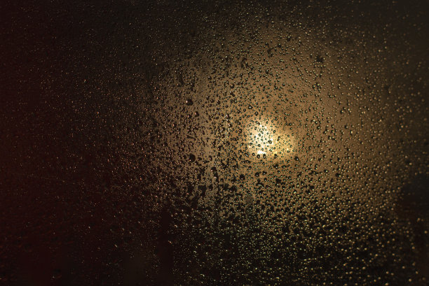 淋浴后滴在浴室玻璃上。图片下载