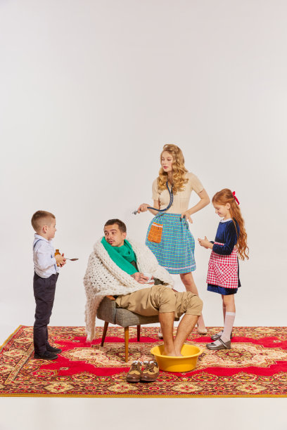 年轻时尚的女人和孩子们帮助男人从疾病中恢复。用热水暖腿，喝药片。照顾图片下载