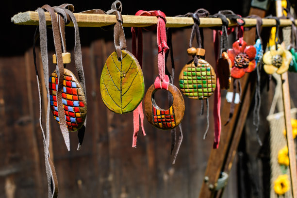 罗马尼亚布加勒斯特的一个传统周末市场上，展示着一组彩色手绘混合项链和纪念品图片下载