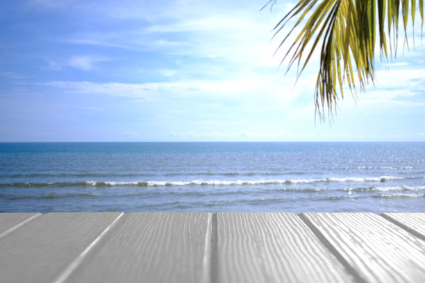 美丽的前景木地板和蓝色的大海和天空背景。图片下载