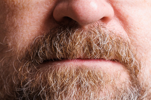 中年男性，留着灰色山羊胡子，特写图片下载