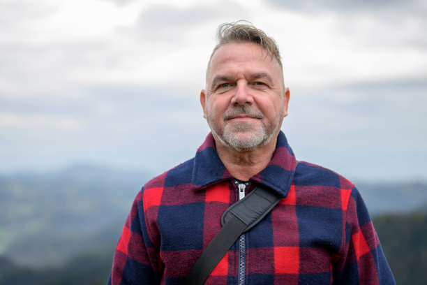 站在山上的人图片下载