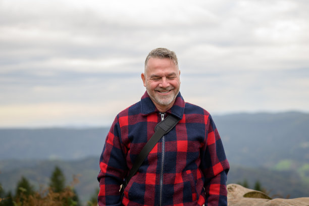 笑的人正站在一座山上图片下载