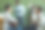 两个年轻的学生在课堂上演奏小号和木吉他图片下载