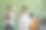 快乐的年轻女生拿着麦克风和同学们一起表演歌曲图片下载